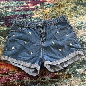 Woman’s Jean shorts with daisies